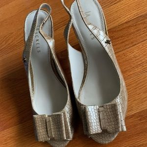 Gold women's shoes heels. Size 7 1/2 (J6